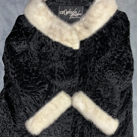 Breathtaking Vintage Fur Coat - Picture 4 of 12